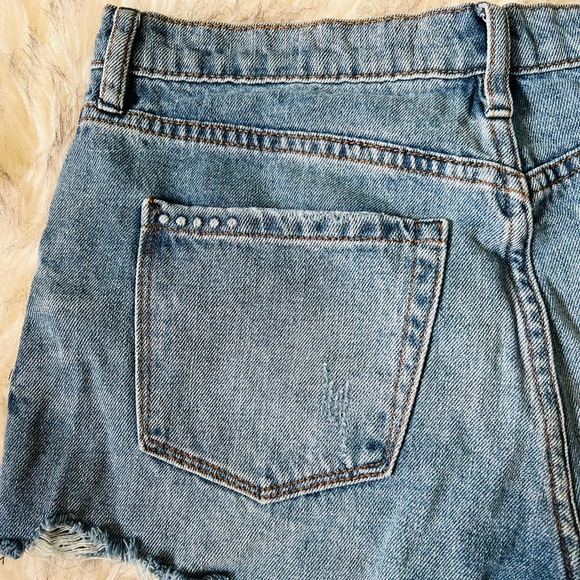 BlankNYC Vintage High Rise Light Wash Distressed Cut Off Denim Shorts - Picture 7 of 9
